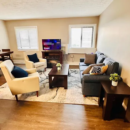 2 Bedroom Apartment On Third Floor With Elevator Access 7 Mins To Iu Health Methodist- 3 Mins To Riley Children Hospital And Va Hospital-4 Mins To Eskenazi- Free Onsite Parking